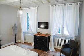 Art Apartment Black & White