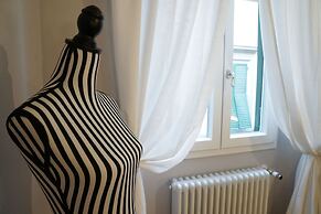 Art Apartment Black & White