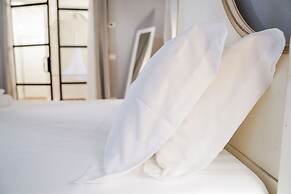 Art Apartment Black & White