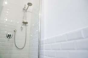 Art Apartment Black & White