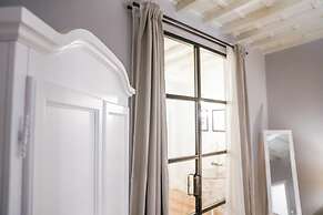 Art Apartment Black & White