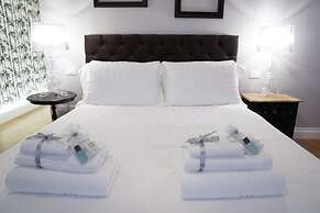 Art Apartment Black & White