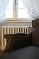 Art Apartment Black & White