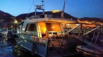 Akhir Cruise Charter