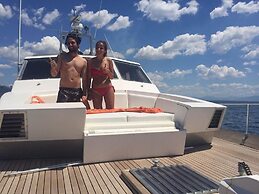 Akhir Cruise Charter