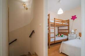 Nice Home see French Title
