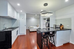Spacious 2 Bedroom CBD Apt