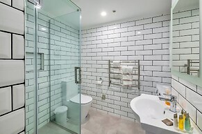 Spacious 2 Bedroom CBD Apt