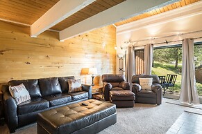 Herbage E2 Townhouse Near Mountain Base by RedAwning