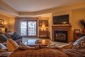 Comfortable 1 Bedroom Slopeside Condo - No Cleaning Fee! by RedAwning