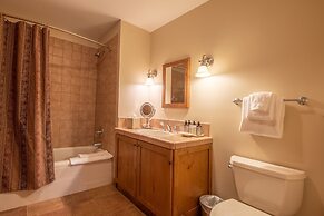 Comfortable 1 Bedroom Slopeside Condo - No Cleaning Fee! by RedAwning