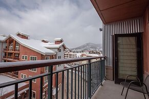 Comfortable 1 Bedroom Slopeside Condo - No Cleaning Fee! by RedAwning