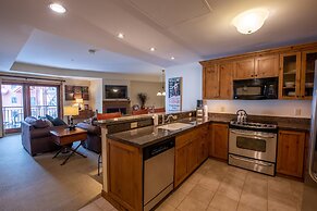 Comfortable 1 Bedroom Slopeside Condo - No Cleaning Fee! by RedAwning