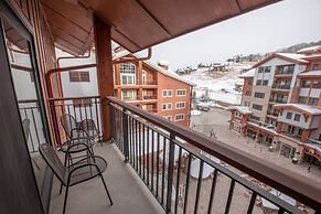 Comfortable 1 Bedroom Slopeside Condo - No Cleaning Fee! by RedAwning