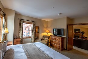 Comfortable 1 Bedroom Slopeside Condo - No Cleaning Fee! by RedAwning