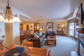 Comfortable 1 Bedroom Slopeside Condo - No Cleaning Fee! by RedAwning