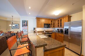 Comfortable 1 Bedroom Slopeside Condo - No Cleaning Fee! by RedAwning