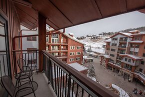 Comfortable 1 Bedroom Slopeside Condo - No Cleaning Fee! by RedAwning