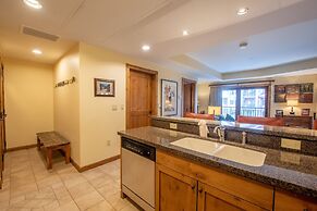 Comfortable 1 Bedroom Slopeside Condo - No Cleaning Fee! by RedAwning