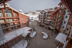 Comfortable 1 Bedroom Slopeside Condo - No Cleaning Fee! by RedAwning