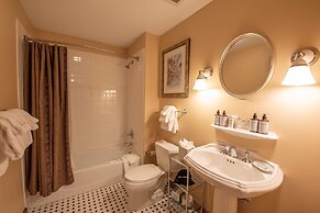 Kid-Friendly 2 Bedroom Bathroom - Slopeside Condo - No Cleaning Fee! b