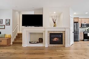 Tranquility On The Bluffs 3 Bedroom Townhouse by RedAwning