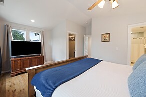 Tranquility On The Bluffs 3 Bedroom Townhouse by RedAwning