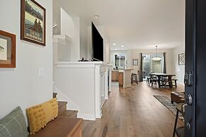 Tranquility On The Bluffs 3 Bedroom Townhouse by RedAwning