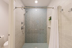 Tranquility On The Bluffs 3 Bedroom Townhouse by RedAwning