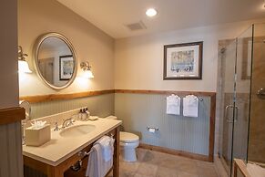 Updated 1 Bedroom In Mountaineer Square Condo - No Cleaning Fee! by Re