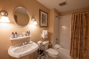 Updated 1 Bedroom In Mountaineer Square Condo - No Cleaning Fee! by Re