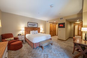 Spacious 2 Bedroom Unit In Mountaineer Square Condo - No Cleaning Fee!