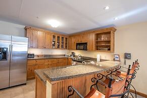 Spacious 2 Bedroom Unit In Mountaineer Square Condo - No Cleaning Fee!