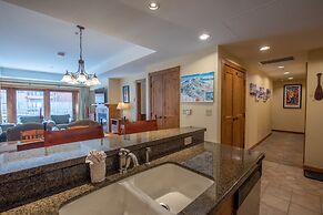 Spacious 2 Bedroom Unit In Mountaineer Square Condo - No Cleaning Fee!