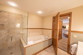 Spacious 2 Bedroom Unit In Mountaineer Square Condo - No Cleaning Fee!