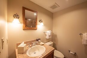 Spacious 2 Bedroom Unit In Mountaineer Square Condo - No Cleaning Fee!