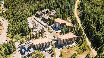 Iron Horse C5083 Studio Bedroom Condo by RedAwning