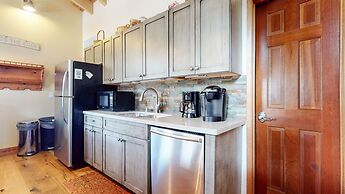 Rainbow Villas 1 Charming Boutique complex, Dual Master Suites, Forest