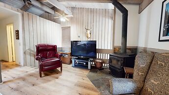 Mammoth Estates Condo - Near Village at Mammoth & Pet Friendly by RedA