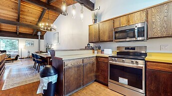 Mammoth Estates Condo - Near Village at Mammoth & Pet Friendly by RedA