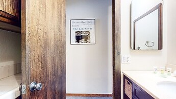 Mammoth Estates Condo - Near Village at Mammoth & Pet Friendly by RedA
