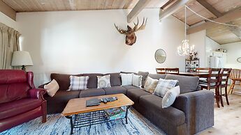 Mammoth Estates Condo - Near Village at Mammoth & Pet Friendly by RedA