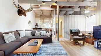Mammoth Estates Condo - Near Village at Mammoth & Pet Friendly by RedA