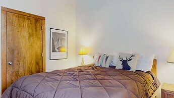 Mammoth Estates Condo - Near Village at Mammoth & Pet Friendly by RedA