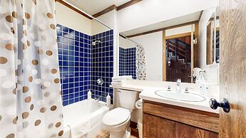 Mammoth Estates Condo - Near Village at Mammoth & Pet Friendly by RedA