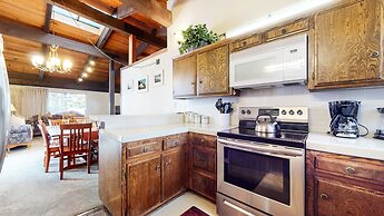 Mammoth Estates Condo - Near Village at Mammoth & Pet Friendly by RedA