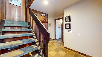 Mammoth Estates Condo - Near Village at Mammoth & Pet Friendly by RedA