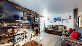 Mammoth Estates Condo - Free Parking & Pet Friendly