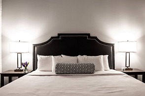 Contemporary 2BR 2BA Apartment In Downtown Indianapolis by CozySuites