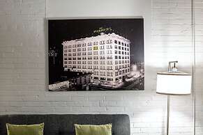 Beautiful 2BR 2BA In The Block by CozySuites